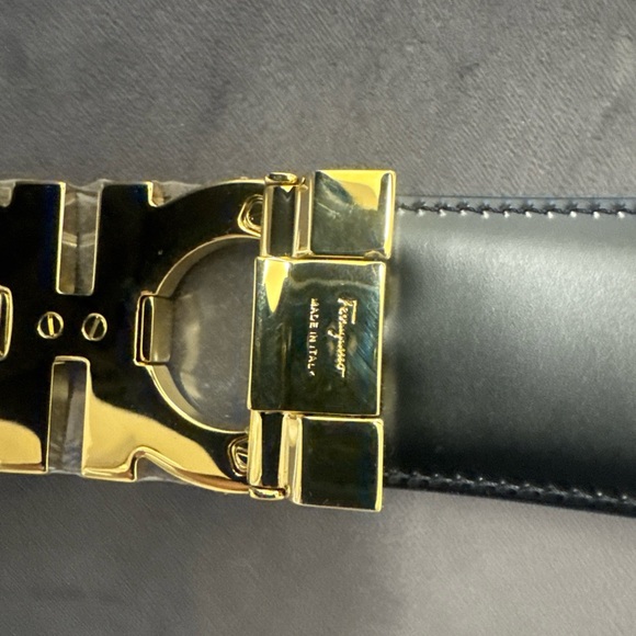 New Salvatore Ferragamo reversible adjustable Belt with double Gancini buckle. - Picture 5 of 9